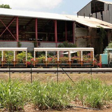 Beauport, le 22 juin 2021. Le train touristique et l'ancienne usine de Beauport dont une partie a été remise en état au premier plan.