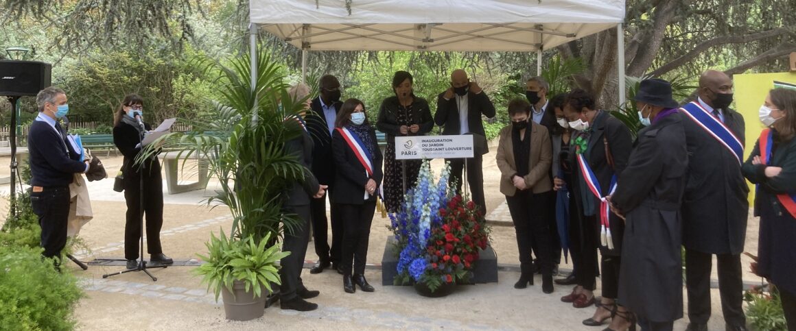 Anne Hidalgo et Jean-Marc Ayrault ont inauguré le jardin Toussaint Louverture le 10 mai à Paris.