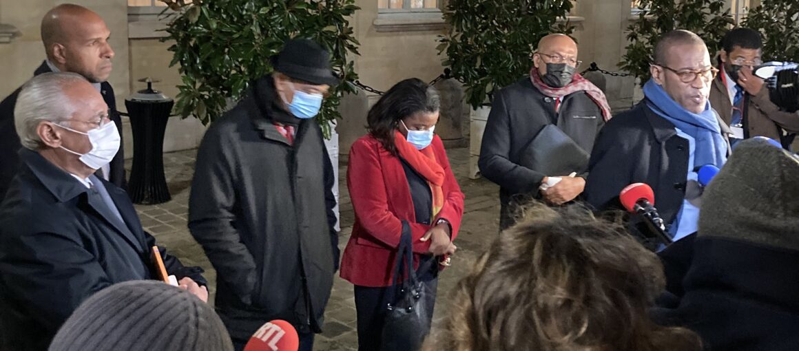 Les sénateurs et députés de Guadeloupe Victorin Lurel, Olivier Serva, Justine Bénin, Dominique Théophile, Max Mathiasin et Victoire Jasmin(hors champ) et le président du conseil départemental par intérim Jean Philippe Courtois ( au fond), à l’issue des quelques deux heures et demi de rencontre avec le premier ministre Jean Castex, les ministres Gerald Darmanin, Olivier Véran et Sébastien Lecornu, à Matignon ce lundi 22 novembre. Ils avaient convenu que seul Max Mathiasin prendrait la parole pour rendre compte de la rencontre. Le président de l’association des maires Jocelyn Sapotille, qui participait aussi à la rencontre, est sorti quelques instants plus tard. Philippe Gustin, directeur de cabinet de Sébastien Lecornu, ministre des Outre-mer, puis le ministre lui même étaient sortis un moment plus tôt. Selon les élus présents a Paris, le président de la région Ary Chalus, le futur président du conseil départemental Guy Losbar et la députée PS de Guadeloupe Hélène Vainqueur-Christophe ont participé à la rencontre ( à laquelle assistait également le directeur de cabinet de Jean Castex, Nicolas Revel), en visioconférence depuis la Guadeloupe.