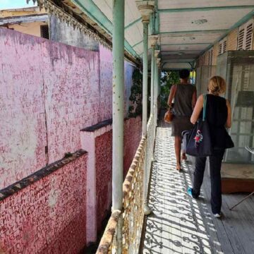 26 octobre à Pointe-à-Pitre. Une délégation inspecte les balcons de l'étage de la maison Souques (musée Saint John Perse).