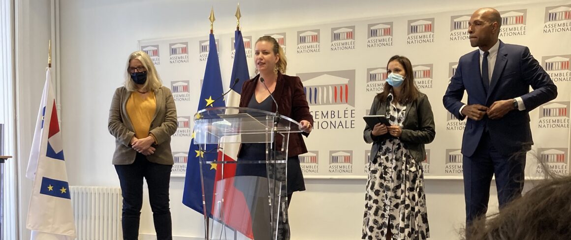 De gauche à droite : Les députés Annie Chapelier (Agir ensemble), Mathilde Panot (LFI), Olivier Serva (LREM) et Karine Lebon (PCF) ont présenté a l’Assemblée nationale le 10 février 2022, la proposition de résolution cosignée par 27 députés de toutes tendances politiques à la suite de la commission d'enquête parlementaire sur l'eau.