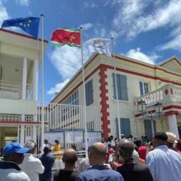 Levée de drapeau à Port-Louis le 27 mai 2023 avec l'officialisation du drapeau UPLG comme emblème régional