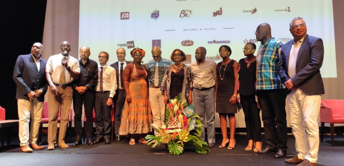 Ary Chalus (au micro.) président du Macte et Laurella Rinçon (arrière fleurs) directrice générale lors de la conférence de presse du coup d’envoi de la 12ème édition de la Route du Rhum - Destination Guadeloupe au Macte le 14 octobre 2022. Photo compte Facebook Région Guadeloupe