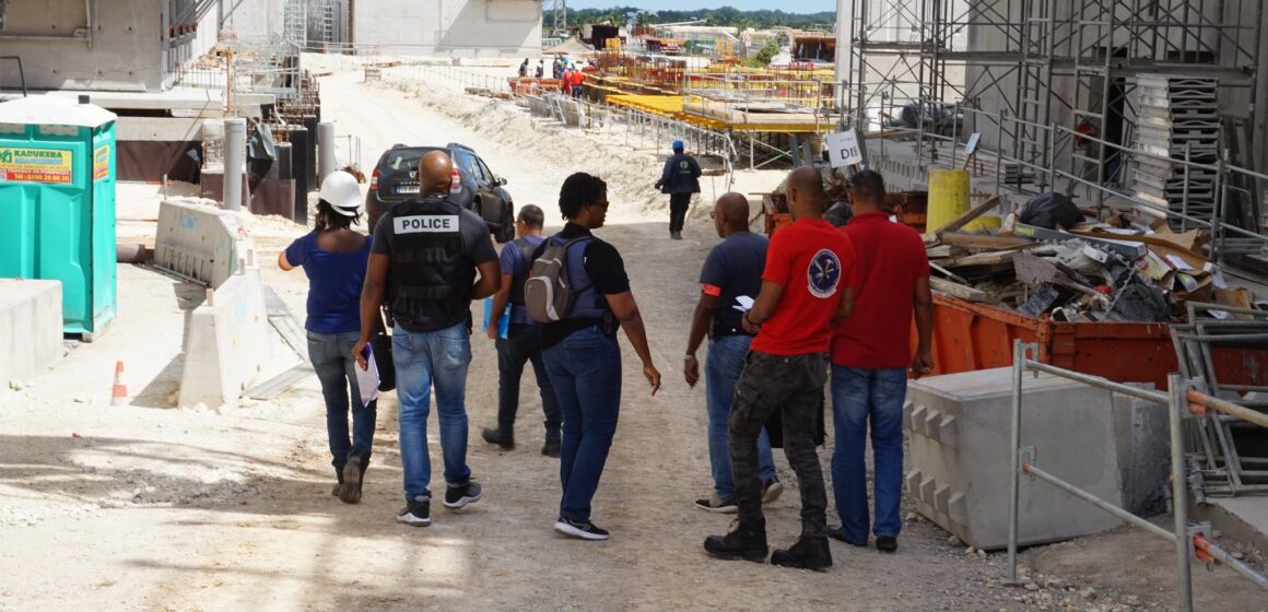 Image d’archives. Une opération Codaf (Comité opérationnel départemental anti-fraude) de contrôle contre le travail illégal lundi 9 mars 2020 sur le chantier de construction du nouveau CHU.