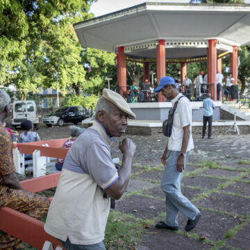 Le kiosque de la place de la Victoire au centre ville à Pointe-à-Pitre rassemble en fin de journée les habitants du quartier