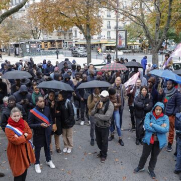 Parmi les participants, parmi lesquels Mathilde Panot (3e L), présidente du groupe parlementaire de l'Assemblée nationale (LFI), participe à une manifestation pour "vérité et réparation" en faveur des victimes du chlordécone dans l'archipel des Antilles, place de la Nation à Paris, le 28 octobre 2023