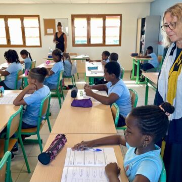 La rectrice d’académie Christine Gangloff-Ziegler assiste à une séance de passation des évaluations des élèves de CM1 à l’école Germaine Devaed aux Abymes, lundi 18 septembre 2023. Photo : Rectorat de Guadeloupe