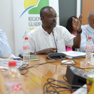 Mardi 28 novembre 2023, le président de Région Ary Chalus (au micro) préside la Conférence territoriale de l’action publique. Photo : Facebook Région Guadeloupe