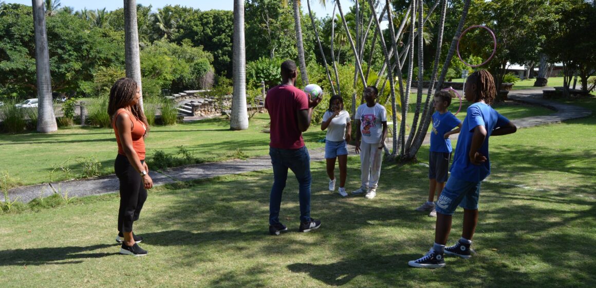 Les élèves de l'école Graines de génie de Petit-Bourg en visite au Musée Edgar Clerc au Moule se sont initiés au jeu du batey ce 22 novembre. Photo : FB Les amis du Musée Edgar Clerc de Guadeloupe