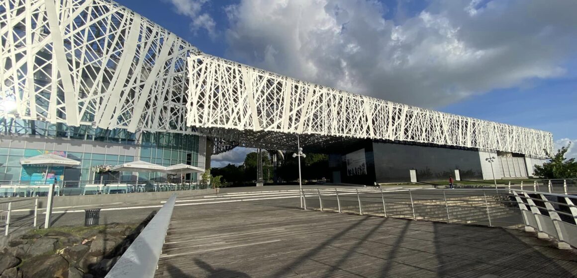 Vue extérieure depuis le littoral du Mémorial acte sous un ciel nuageux à Pointe-à-Pitre en Guadeloupe en janvier 2024.