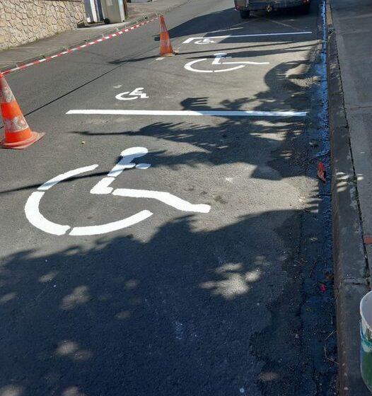 Ce lundi 8 janvier, la commune du Gosier annonce la finalisation de deux emplacements réservés aux personnes à mobilité réduite sur le boulevard Amédée Clara. Photo : Facebook Ici le Gosier