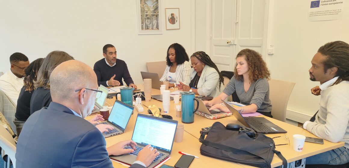 Le directeur de L’Agence mobilité Ladom réunit le 24 janvier 2024 à Paris les associations de Guadeloupe et 4 autres départements ultramarins, spécialisées sur le « retour au pays » pour travailler au lancement du Passeport pour le retour. Photo : X Saïd Ahamada