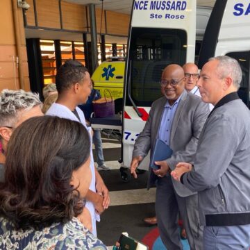 En janvier 2024 Gérard Cotellon, directeur général de l’ARS La Réunion rend visite aux équipes du CHU de la Réunion mobilisées durant la phase d’après-cyclone. Photo : FB Agence Régionale de Santé La Réunion