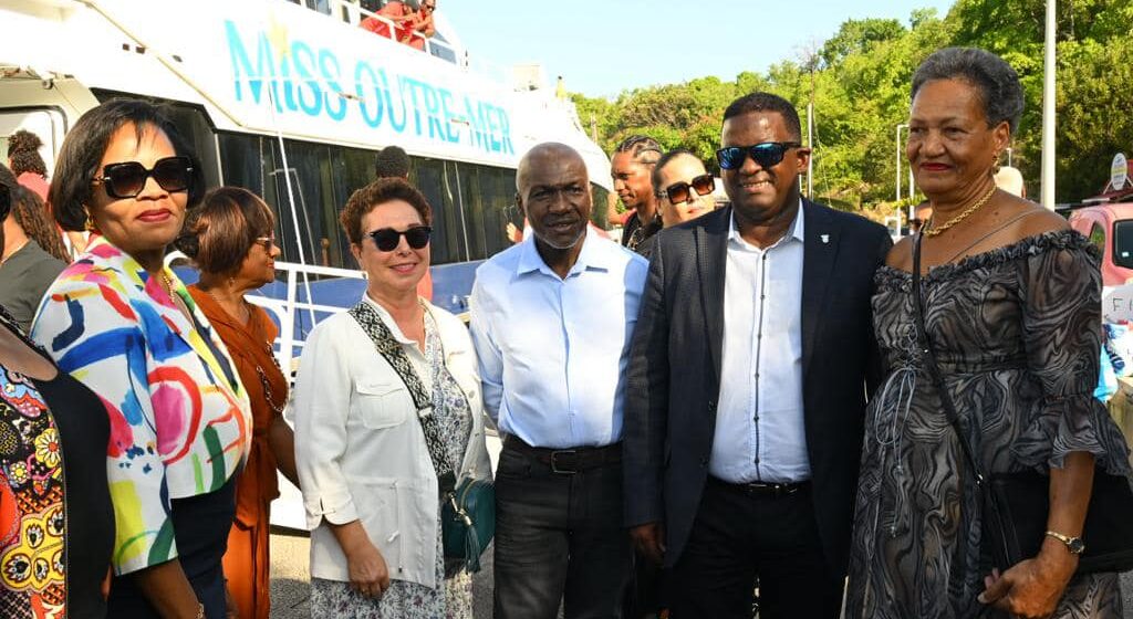 de d. à g. : Rolande Nadille-Vala maire de Terre-de-Bas, Guy Losbar président du Département, Jean-Claude Gbenou médecin généraliste, Brigitte Scherb, responsable à l'Agence régionale de santé pour l'organisation des structures de santé, Solanges Nadille sénatrice de Guadeloupe, le 3 février au débarcadère de Terre-de-Bas à l’occasion de l’inauguration du cabinet médical de la commune.