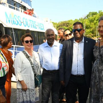 de d. à g. : Rolande Nadille-Vala maire de Terre-de-Bas, Guy Losbar président du Département, Jean-Claude Gbenou médecin généraliste, Brigitte Scherb, responsable à l'Agence régionale de santé pour l'organisation des structures de santé, Solanges Nadille sénatrice de Guadeloupe, le 3 février au débarcadère de Terre-de-Bas à l’occasion de l’inauguration du cabinet médical de la commune.