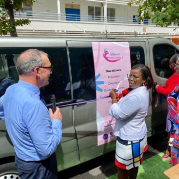 Justine Bénin, la coordonnatrice interministérielle aux droits des femmes en Outre-mer, et le préfet Xavier Lefort dévoilent le 21 février 2024, le bus de Gerty, outil de lutte contre la précarité féminine. Photo : FB Préfecture de Guadeloupe.