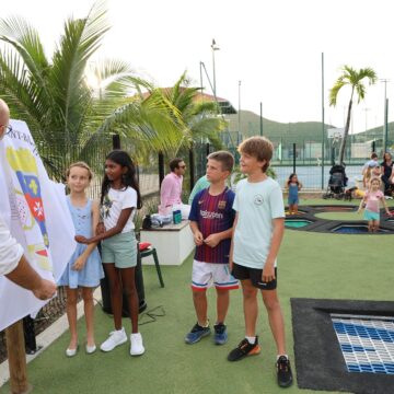 Le 14 février, la plaine des jeux de St Jean à Saint-Barthélemy accueille l'inauguration de sa nouvelle zone ludique. Dévoilement de la plaque. Photo : FB Collectivité de Saint-Barthélemy Officiel