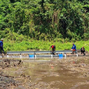 La grosse canalisation (feeder) de Belle-Eau Cadeau qui relie la Basse-Terre à la Grande-Terre qui a explosé le 20 mars a été réparée le 27 mars 2024. Photo : FB Syndicat Mixte de Gestion de l'Eau et de l'Assainissement de Guadeloupe