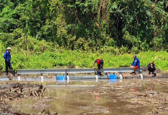 La grosse canalisation (feeder) de Belle-Eau Cadeau qui relie la Basse-Terre à la Grande-Terre qui a explosé le 20 mars a été réparée le 27 mars 2024. Photo : FB Syndicat Mixte de Gestion de l'Eau et de l'Assainissement de Guadeloupe