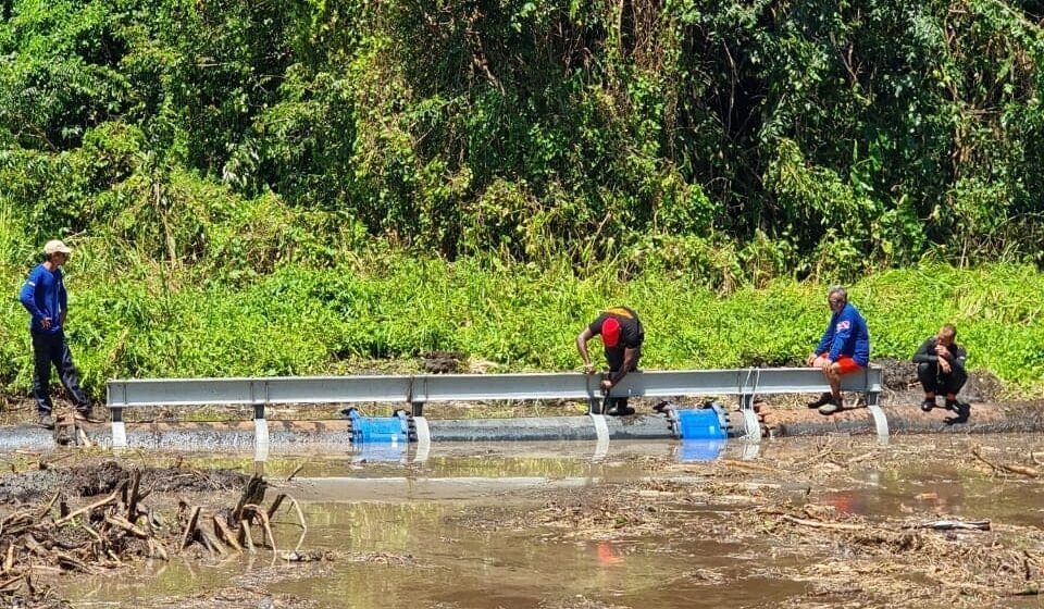 La grosse canalisation (feeder) de Belle-Eau Cadeau qui relie la Basse-Terre à la Grande-Terre qui a explosé le 20 mars a été réparée le 27 mars 2024. Photo : FB Syndicat Mixte de Gestion de l'Eau et de l'Assainissement de Guadeloupe