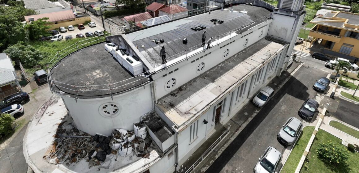 La réparation de la toiture de l’église Sainte Trinité à Lamentin a été lancée le 25 mars. Photo : Ville Lamentin Guadeloupe