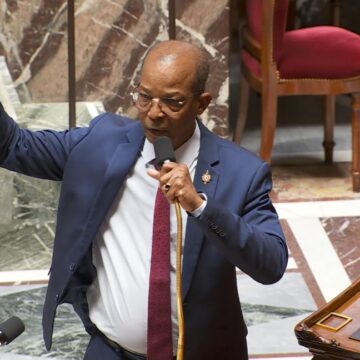 En séance publique le 29 février 2024, l’Assemblée nationale adopte le projet de loi visant à reconnaître la responsabilité de l’État et à indemniser les victimes du chlordécone. Le député de Guadeloupe Elie Califer, rapporteur de la loi parle d’un loi « insatisfaisante au regard de la demande sur les territoires » mais croit « qu’un chemin sera trouvé ». Photo : capture écran Assemblée nationale.