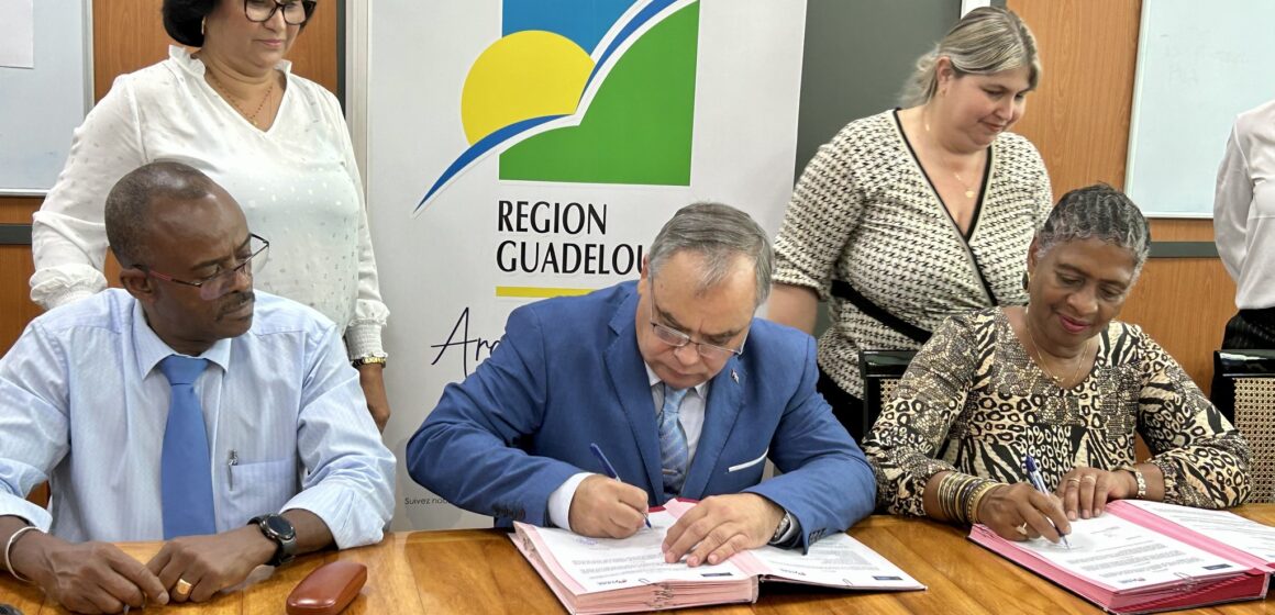 Le président du conseil régional Ary Chalus et Osvaldo Caridad Vento Montiller, ministre des sports de Cuba signent le 6 mars à l'espace régional du Raizet une convention de partenariat, d'échanges et de formation pour les sportifs. Photo : FB Région Guadeloupe