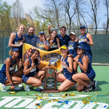 Championne de sa conférence universitaire, Audrey Moutama, étudiante athlète à Toledo dans l'Ohio aux États-Unis, porte haut les couleurs du tennis guadeloupéen. FB Petit-Bourg, la ville qui bouge.