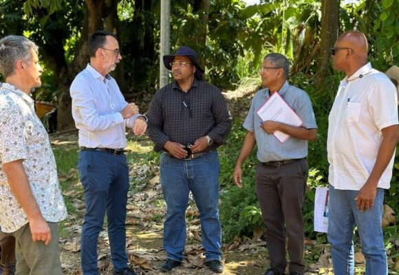 Le mairie de Capesterre-Belle-Eau, Jean-Philippe Courtois, et le directeur de la Déal Guadeloupe, Olivier Kremer, passent en revue le 12 avril 2024 des habitations en péril d’effondrement côtier. Photo : FB Ville de Capesterre Belle-Eau