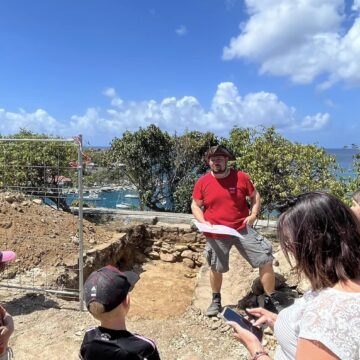 Les portes du chantier de fouilles archéologiques préventives au Fort Gustaf III à Saint-Barthélemy se sont ouvertes aux visiteurs samedi 13 avril. Photo : Collectivité de Saint-Barthélemy Officiel