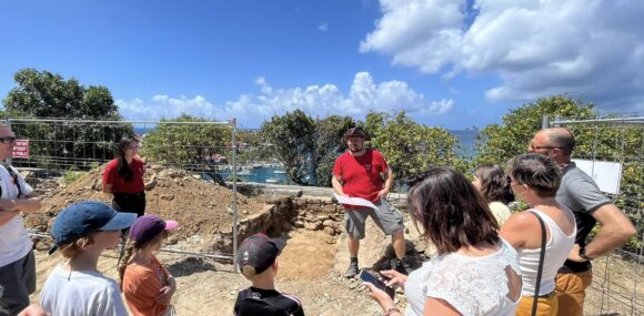 Les portes du chantier de fouilles archéologiques préventives au Fort Gustaf III à Saint-Barthélemy se sont ouvertes aux visiteurs samedi 13 avril. Photo : Collectivité de Saint-Barthélemy Officiel