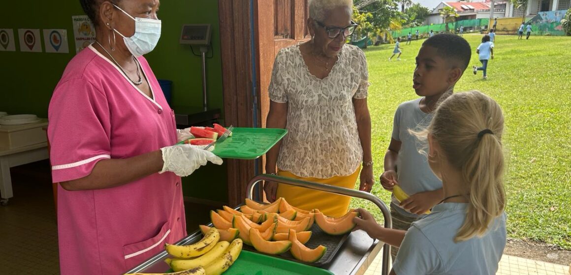 Jusqu’au 3 mai, les élèves des écoles maternelles et élémentaires de Morne-à-l’Eau ont accès à des fruits frais, offerts dans le cadre du projet RécréaFWI. Photo : FB Ville de Morne à l'eau