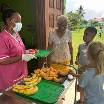 Jusqu’au 3 mai, les élèves des écoles maternelles et élémentaires de Morne-à-l’Eau ont accès à des fruits frais, offerts dans le cadre du projet RécréaFWI. Photo : FB Ville de Morne à l'eau