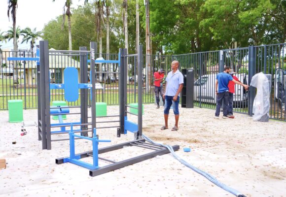 La commune de Lamentin s’équipe d’une aire de fitness extérieure implantée dans le bourg, au parc de la verdure. Photo : Ville Lamentin Guadeloupe