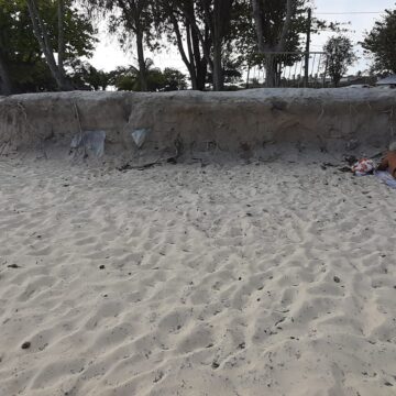 Guadeloupe, Saint-François, plage des Raisins-Clairs, 17 avril 2022. L'érosion a mis au jour au début des années 2010 un ancien cimetière d'esclaves, et les serviettes de plage tutoient les ossements qui affleurent. Photo : Francesca Bertoldi