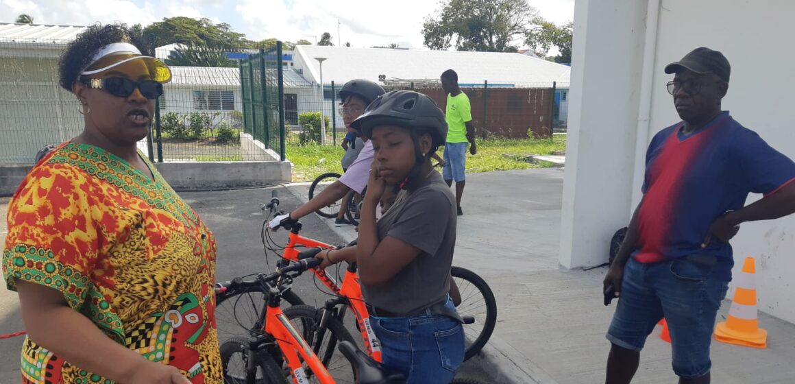 Le Creps a clôturé une session de formation « initiateur savoir rouler à vélo », délocalisée à Marie-Galante du mardi 2 au samedi 6 avril. Photo : Creps Antilles Guyane