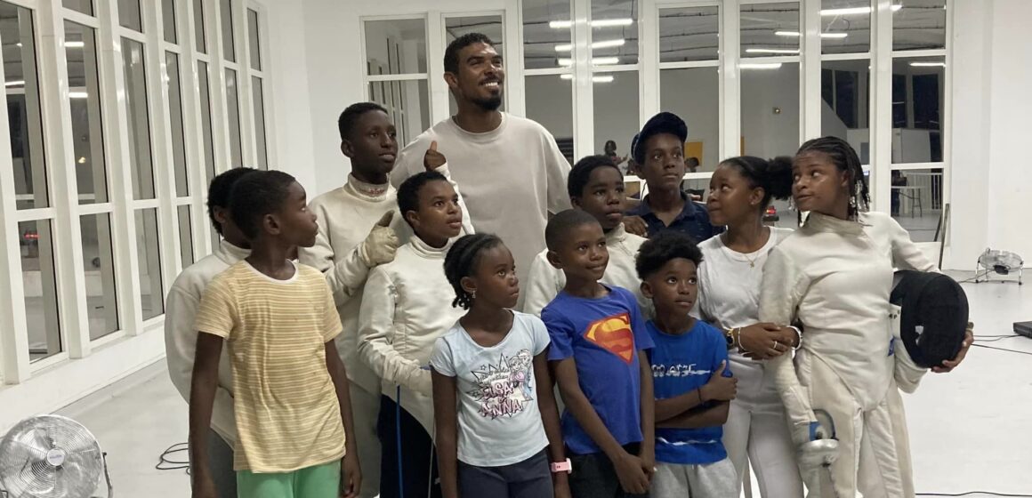 Les petits pensionnaires du Cercle des escrimeurs de Pointe-à-Pitre se sont enthousiasmés de la visite surprise de Yanick Borel ce 8 avril. Photo : Cercle des escrimeurs de Pointe-à-Pitre