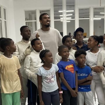 Les petits pensionnaires du Cercle des escrimeurs de Pointe-à-Pitre se sont enthousiasmés de la visite surprise de Yanick Borel ce 8 avril. Photo : Cercle des escrimeurs de Pointe-à-Pitre