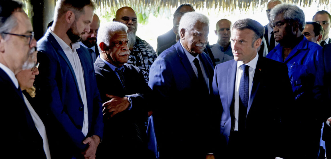 Le président du gouvernement de la Nouvelle-Calédonie, Louis Mapou (3e à partir de la gauche photo ci-dessus), et le président du Congrès de la Nouvelle-Calédonie, Roch Wamytan (au centre), ont assisté à une réunion avec le Président français Emmanuel Macron (2e à partir de la droite), des élus de la Nouvelle-Calédonie et des représentants locaux à la résidence du Haut-commissaire français Louis Le Franc à Nouméa, hier 23 mai. Photo Ludovic Marin / Pool / AFP)