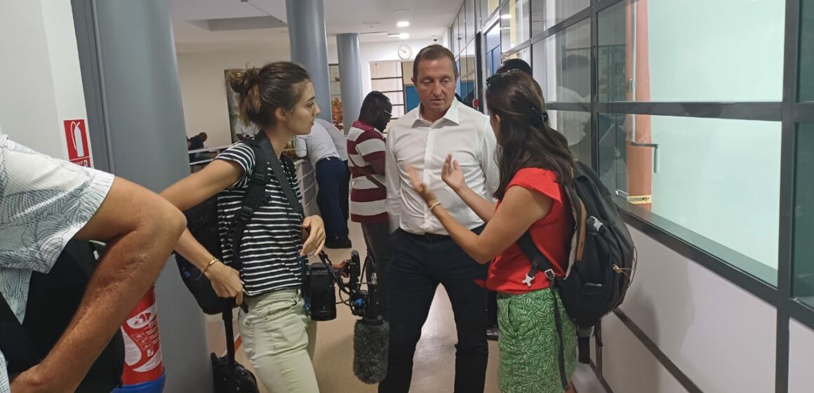 Le directeur délégué de Gardel Nicolas Philippot (en chemise blanche), a finalement signé mardi 30 avril le protocole qui a mis d’accord planteurs, Etat, Région, Département.