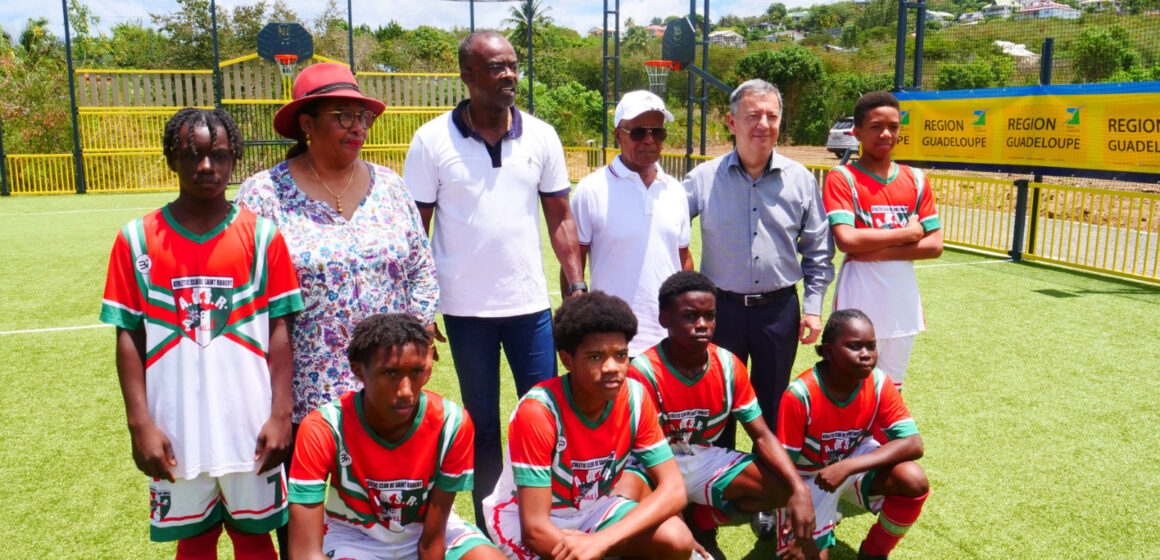 Le plateau sportif nommé city stade Robert Promeneur a été inauguré à la Cité Saint-Dominique de Cadet à Baillif le samedi 27 avril