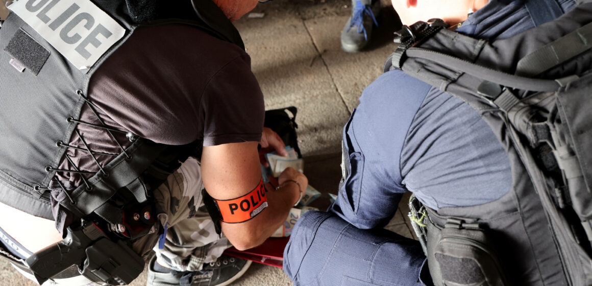 La CRS 8 est déployée pour lutter contre les trafics de drogues dans le quartier Pissevin. Le maire de Nîmes Jean-Paul Fournier a pris la décision lundi de fermer la médiathèque à la suite des pressions exercées sur le personnel par des trafiquants de drogue. Photo : Alain Robert / Sipa / 2306071911