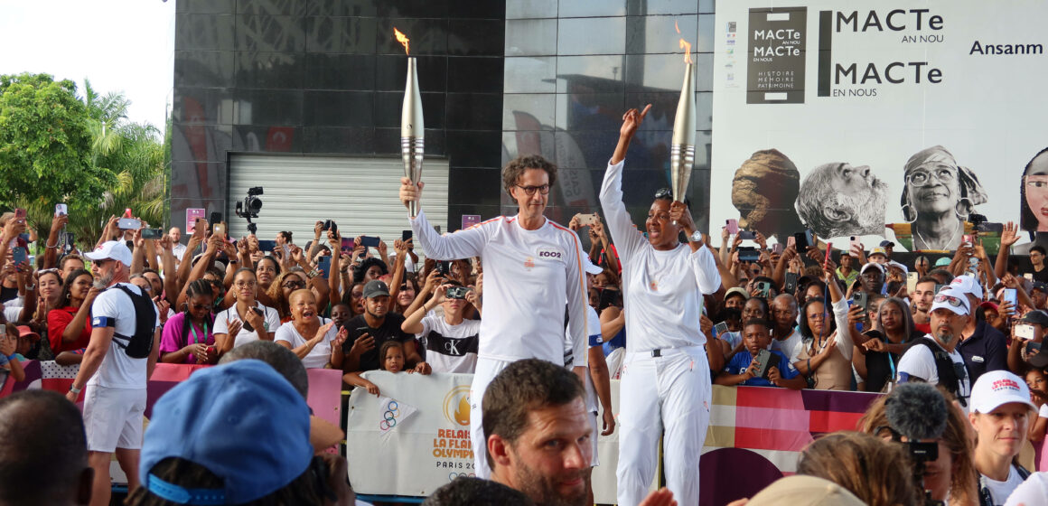 Sur le parvis du Mémorial Acte à Pointe-à-Pitre, la petite foule d’environ 400 personnes a réservé un accueil chaleureux à l’enfant prodige du pays Marie-José Pérec, arrivée avec la flamme olympique en Guadeloupe le 15 juin 2024 sur le maxi trimaran Banque populaire. Photo : Gilles Morel / Sipa / 2406151703