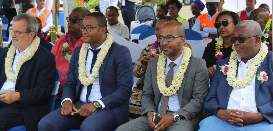 Le ministre chargé de l’Outre-Mer Jean-François Carenco (à gauche) en visite à Mayotte le 23 août 2022 sur le site du chantier Caribus, en présence du président de la communauté d’agglomération Cadema, Rachadi Saindou (2e depuis la gauche) et du 1er vice-président du conseil départemental, Salime Mdéré (3e depuis la gauche). Photo : FB Département de Mayotte