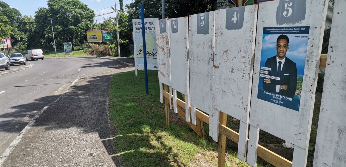 Vendredi 21 juin 2024 au rond point de Destrellan à Baie-Mahault, dans la 2e circonscription, seul un candidat a apposé son affiche pour les élections législatives. Photo : Le Courrier de Guadeloupe