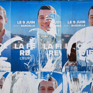 Affiche de campagne déchirées du Rassemblement national au premier tour des législatives anticipées de juin 2024