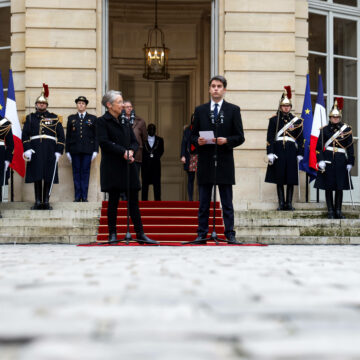 Mardi 9 janvier, dans la cour de Matignon, la Première ministre sortante Elisabeth Borne, à gauche sur la photo ci-dessus, écoute Gabriel Attal s'exprimer après la cérémonie de passation de pouvoir. Photo: Thibault Camus / AP / Sipa