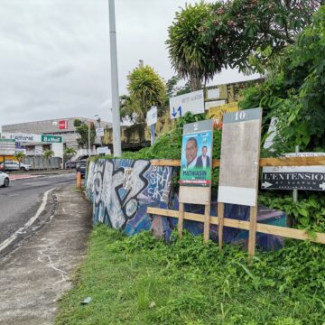 Les panneaux pour le second tour des législatives anticipées sont au nombre de 2 candidats, comme ici, mercredi 3 juillet à Moudong, Baie-Mahault, dans la 3ème circonscription, la plus scrutée de Guadeloupe, où s’affrontent le député sortant centriste Liot Max Mathiasin et le candidat d'extrême droite du Rassemblement national Rody Tolassy.