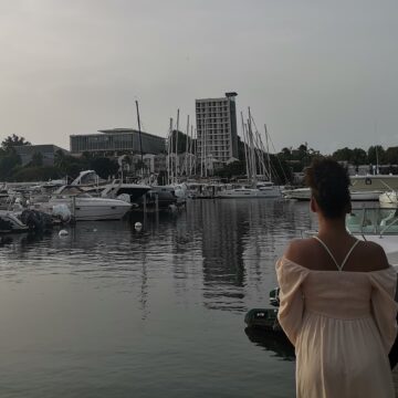 Vu du campus de Fouillole, université des Antilles, depuis la Marina de Pointe-à-Pitre