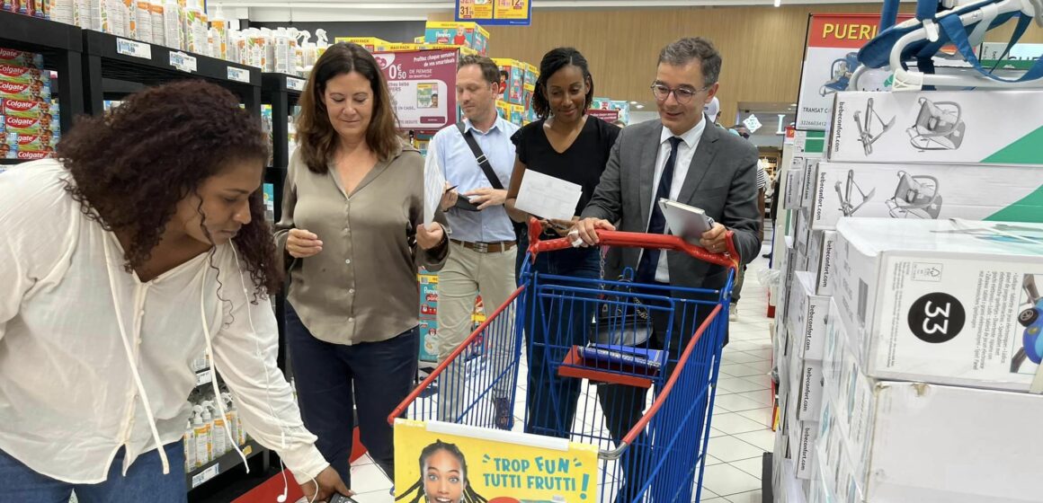 Le 13 septembre, des agents de la direction de l'Économie, de l'Emploi, du Travail et des Solidarités, accompagnés de Franck Dorge, directeur de cabinet du préfet, ont vérifié les prix des produits BQP dans un hypermarché de Baie-Mahault. Photo : FB Préfecture de Guadeloupe